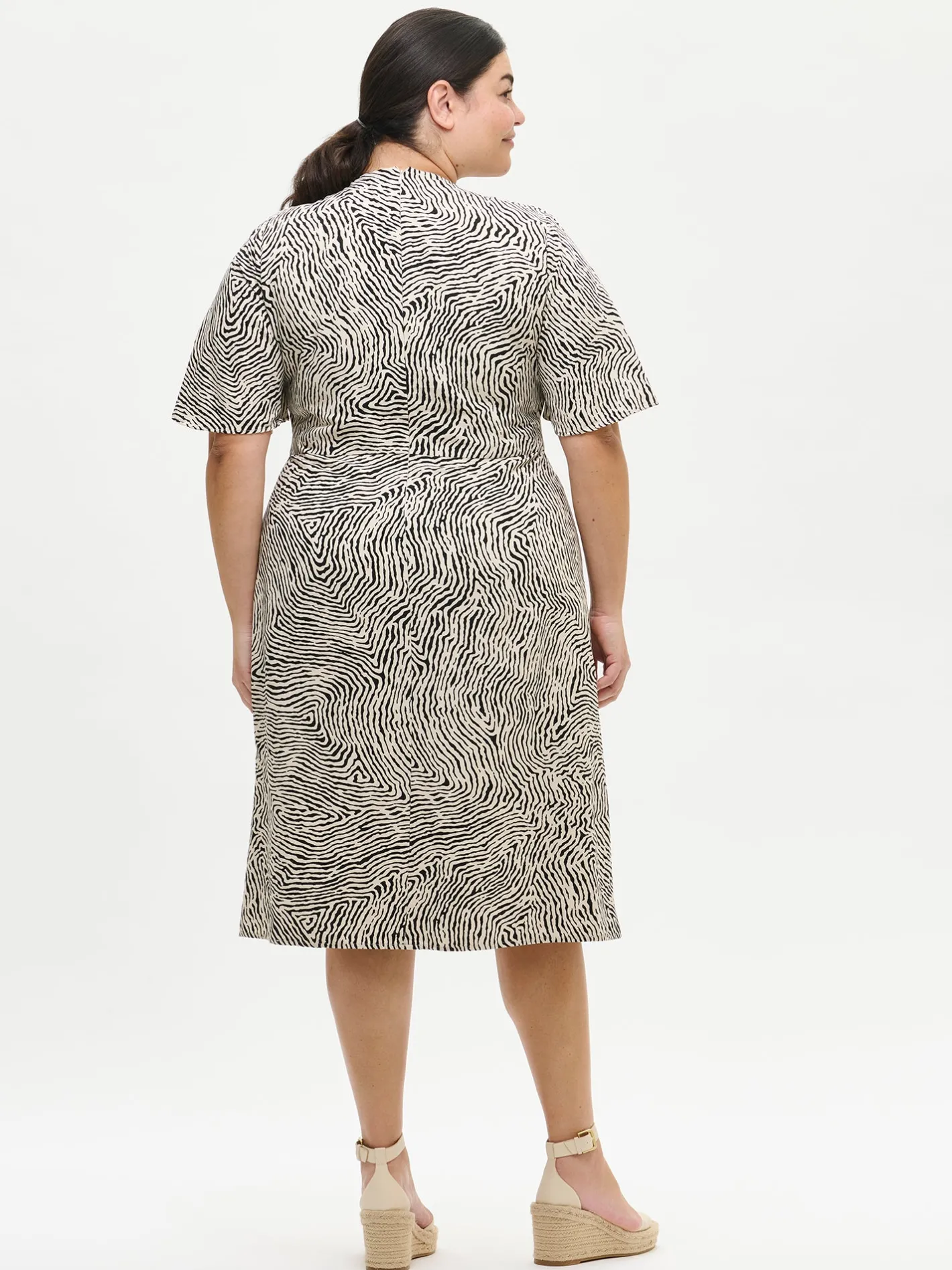 Nanso JÄLKI midi kangasmekko - musta-luonnonvalkoinen* Pellavavaatteet|Mekot