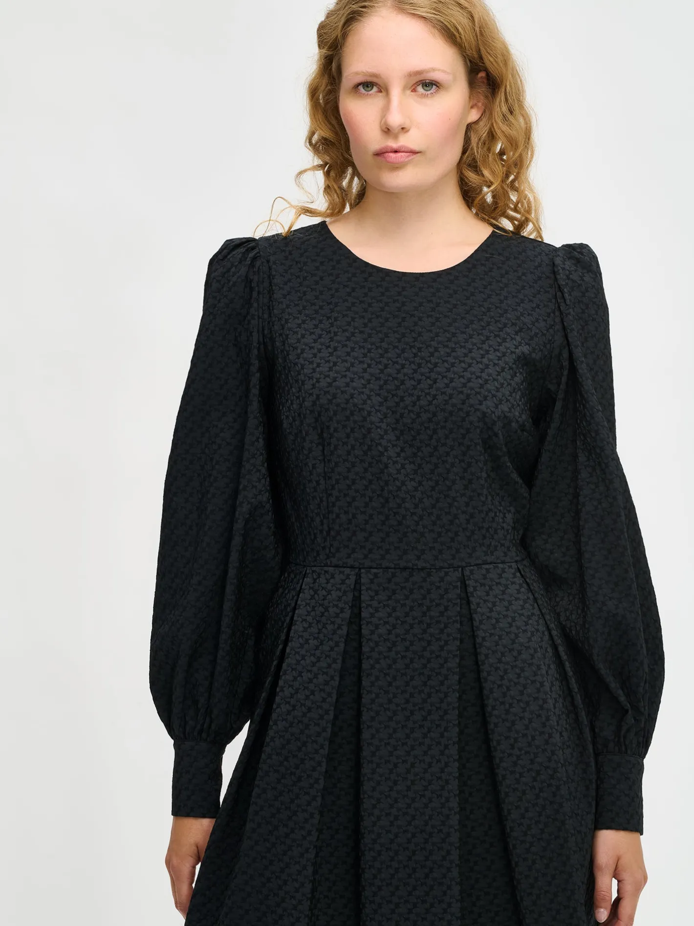 Nanso RELIEFI pitkä mekko -* Mekot